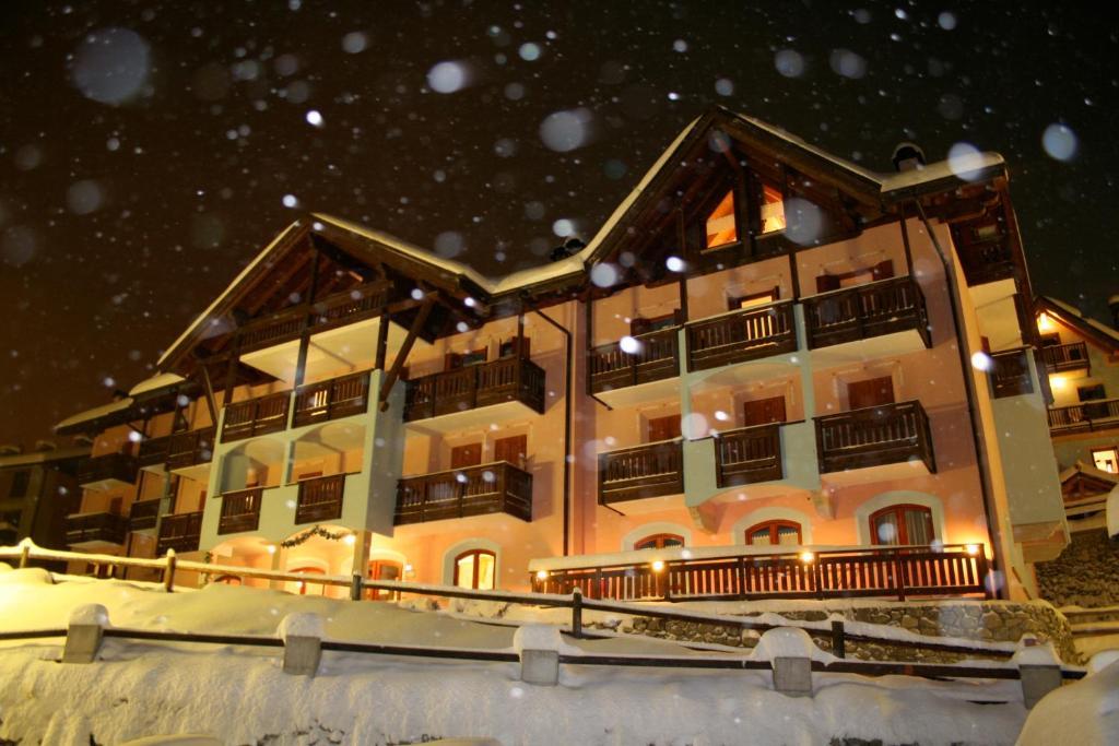 Hotel Residence Dahu Passo del Tonale Eksteriør billede